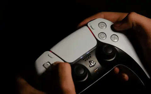 Manos sujetando un mando de PS5, intentando arreglar el drift.