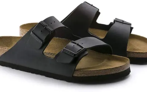 Sandalias negras tipo Birkenstock, cómodas y versátiles. ¿Qué es Birko Flor? Es el material de alta calidad de estas chanclas.