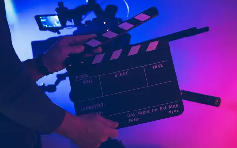 Un ciak pronto per segnare l'inizio di una ripresa. Serve a sincronizzare audio e video, un gesto iconico del cinema.
