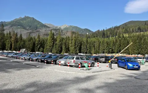 Parking pod Tatrami, gotowy na wycieczkę nad Morskie Oko.