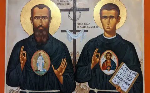 Ikona przedstawia św. Maksymiliana Kolbe i Sługę Bożego Wenantego Katarzyńca. Na piersiach mają medaliony z Matką Bożą i Jezusem.