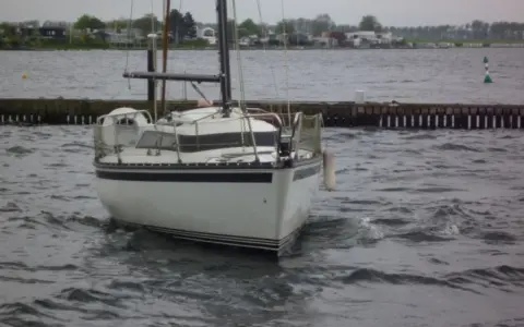 Segelboot im Wasser, bereit für ein Abenteuer. Die Freundschaft 22 ist ein Symbol für Freiheit und gemeinsame Erlebnisse auf See.