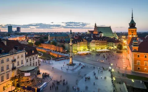 Ile się jedzie do Warszawy autokarem? Sprawdź czas podróży i trasy