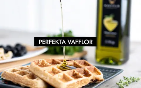 Perfekta våfflor med sirap som ringlas över. En flaska olja och frukt i bakgrunden. Ett enkelt våffelmix recept för alla.