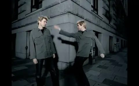 Die Toten Hosen: Songtext & tiefere Bedeutung von „Nur zu Besuch“