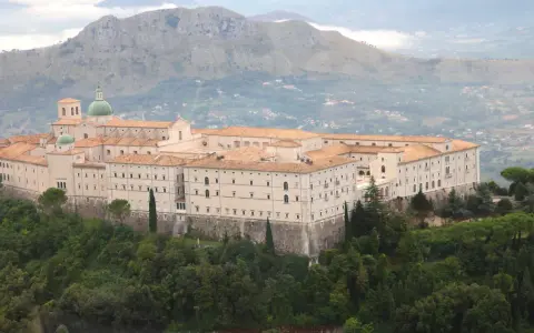Abbazia di Montecassino, punto di partenza del cammino di San Benedetto. Le sue tappe e i suoi km sono un'esperienza spirituale.