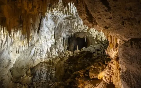 Wnętrze jaskini mroźnej, pełne stalaktytów i stalagmitów, tworzących niezwykłe formacje skalne.