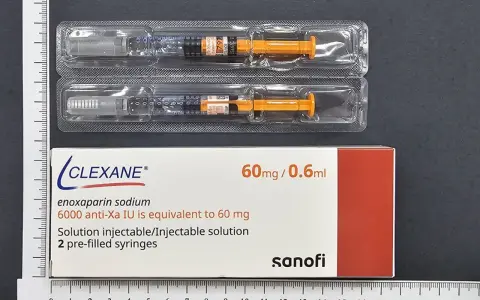 Zwei Fertigspritzen Clexane (Enoxaparin-Natrium) 60mg/0,6ml und die Verpackung.