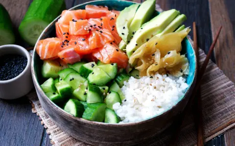 Frische Sushi Bowls mit Lachs, Avocado, Gurke und Reis. Ein Genuss für Augen und Gaumen!