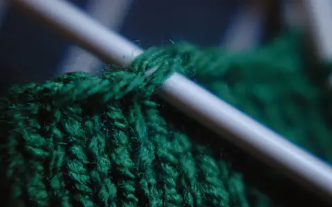 När man ska sticka upp maskor på en sticka, blir det en vacker grön textur.
