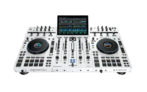 Profesjonalny kontroler DJ Denon DJ PRIME 4+ z ekranem dotykowym, dwoma talerzami i padami.