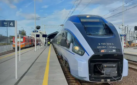 Nowoczesny pociąg PKP Intercity ED161 na peronie, obok innego pociągu.