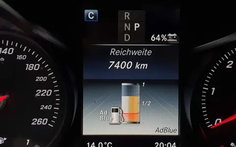 Reichweite 7400 km, AdBlue-Tank fast voll. Die Anzeige zeigt den Füllstand des AdBlue-Harnstoffs.