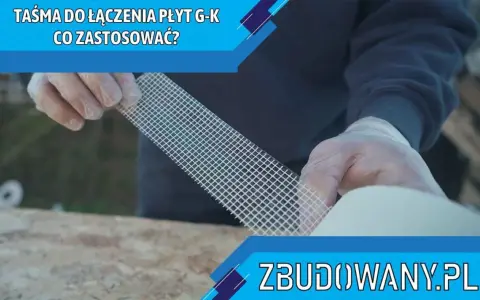 Ręce w rękawiczkach trzymają taśmę z włókna szklanego, pokazując, jak używać jej do łączenia płyt G-K.