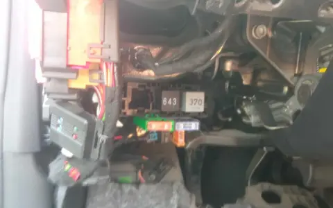 Audi A4 B8 bezpieczniki opis. Widok na skrzynkę bezpieczników i przekaźników pod deską rozdzielczą.
