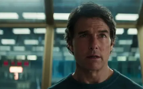 Ethan Hunt, en una misión imposible, mira con determinación. El bso de Misión Imposible resuena.