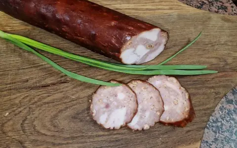 Pyszna kiełbasa z fileta kurczaka - prosty przepis na smakołyk