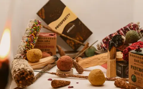 Palo santo, kadzidełka i kulki zapachowe. Jak zgasic kadzidlo? Wystarczy je zdmuchnąć lub przycisnąć do niepalnej powierzchni.