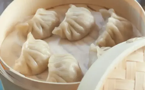 Gorące, parujące pierożki dim sum w bambusowym parowniku. Delikatne ciasto skrywa pyszne nadzienie.