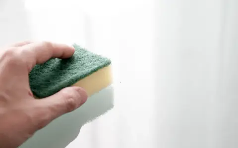 Jak skutecznie rozpuścić silikon sanitarny – sprawdzone metody i porady