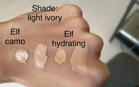 Smugi elf korektor: camo, hydrating i odcień light ivory na dłoni.