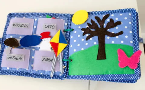 Filcowa książeczka sensoryczna: Jak wspiera rozwój? Kup czy zrób DIY!