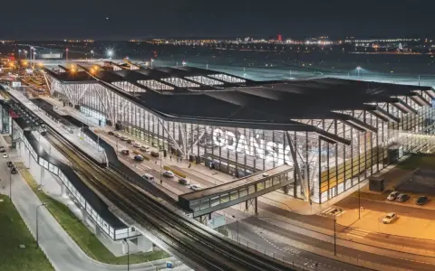 Nowoczesny terminal lotniska w Gdańsku, jednego z największych lotnisk w Polsce, nocą.