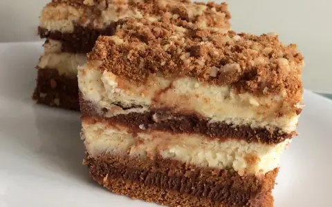 Szybkie ciasto z serkiem mascarpone, warstwowe, z czekoladowym kremem i kruszonką. Idealne na deser.