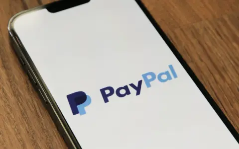 Ekran smartfona z logo PayPal. To popularny sposób na płatności online, który ułatwia zakupy i przelewy.