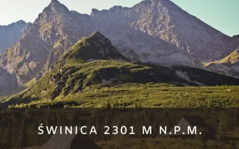 Majestatyczna góra Świnica w Tatrach, 2301 m n.p.m. W dole widać chatkę i zielone zbocza.