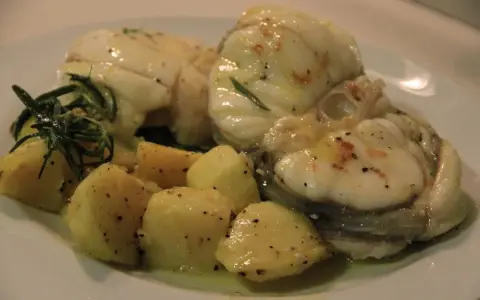 Rape a la plancha con patatas y romero. Un plato jugoso y aromático, listo para disfrutar.