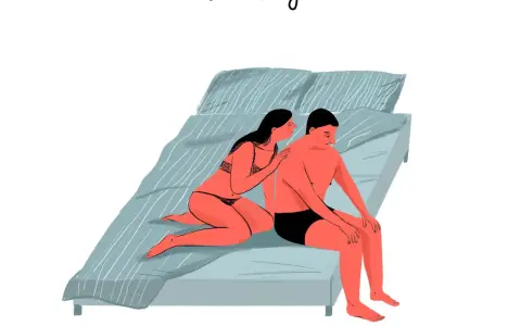 Para przykładów sextingu, kobieta w bieliźnie siedzi na łóżku obok mężczyzny.