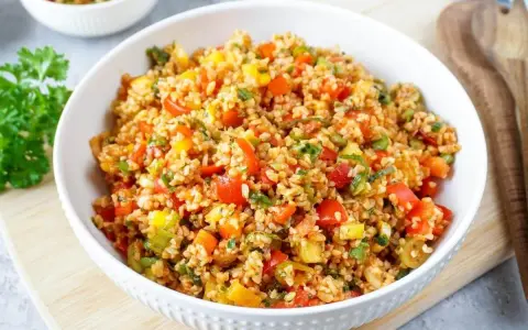 Bunter Bulgursalat mit Paprika und Kräutern. Eine gesunde und leckere Mahlzeit, die zeigt, dass ist Bulgursalat gesund ist.