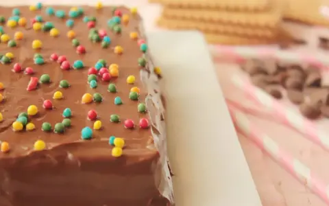 Deliciosa tarta de galletas y chocolate cubierta con chispas de colores.