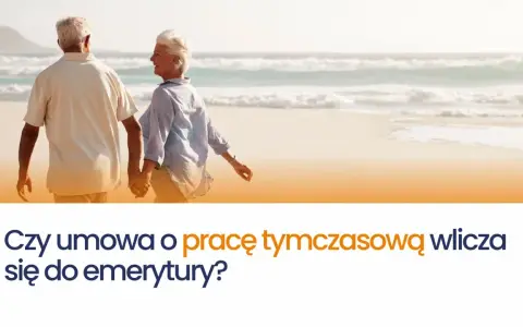 Starsza para spaceruje po plaży. Czy umowa o pracę tymczasową wlicza się do emerytury?