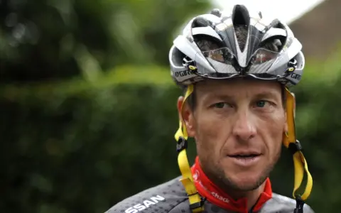 Lance Armstrong, Radsportlegende, dessen Karriere durch Doping überschattet wurde, trägt einen Helm.