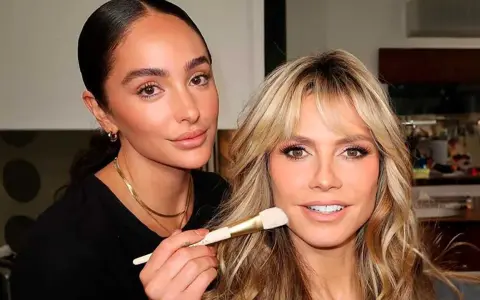 Maquilladora aplica producto para lograr un efecto glow cara radiante en modelo.