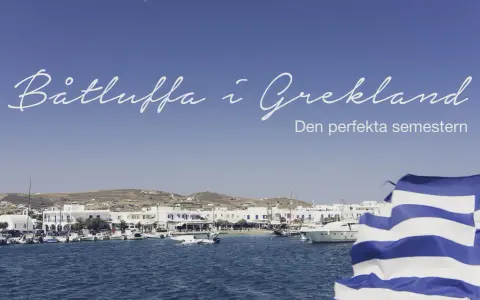 Båtluffa i Grekland: en idyllisk hamn med vita hus, båtar och en grekisk flagga i förgrunden. Den perfekta semestern väntar!