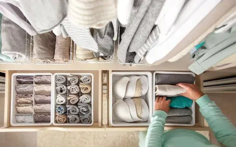 Organización de ropa interior y calcetines con el método Marie Kondo. Cajones ordenados con prendas dobladas verticalmente.