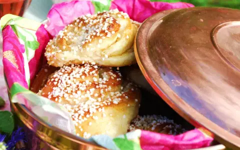 Nybakade vaniljbullar med pärlsocker i en fin burk, redo att avnjutas. Ett perfekt recept för fika.