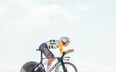 Luke Plapp in voller Fahrt auf seinem Zeitfahrrad, die aerodynamische Haltung perfektioniert.