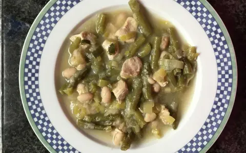 Herzhafter Bohneneintopf mit Fleischstücken und weißen Bohnen, ein tolles Rezept für kalte Tage.