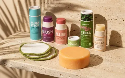 Cosmetici non testati su animali: stick illuminante, blush viola e rosa, cera per capelli, balsamo labbra alla vaniglia e dischetti struccanti.