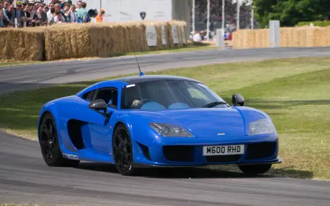 Ein blauer Noble M600 auf einer Rennstrecke. Der noble M600 preis ist hoch, aber die Leistung ist unübertroffen.