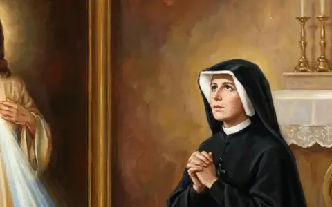 Obraz przedstawia Jezusa Miłosiernego i siostrę Faustynę w modlitwie. Obok ołtarza, gdzie znajdują się kielich i szaty liturgiczne, siostra Faustyna klęczy z rękami złożonymi do modlitwy.