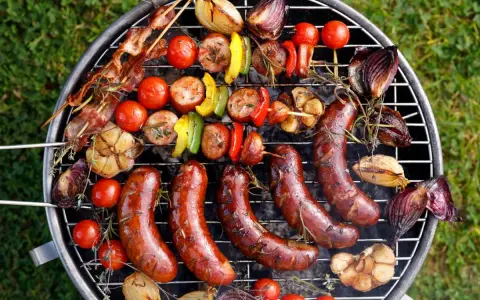 Kiełbaski, szaszłyki z boczkiem, warzywa i czosnek na grillu. Idealne pomysły, co na grilla tanio i smacznie!
