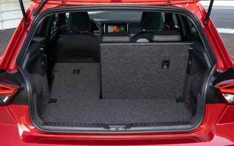Maletero abierto de un Seat Ibiza rojo, mostrando su gran capacidad. Ideal para viajes, la capacidad maletero Seat Ibiza es sorprendente.