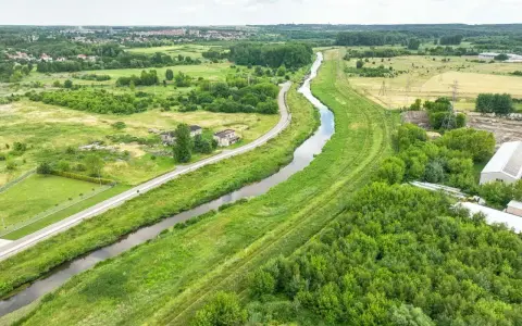 Malownicze trasy rowerowe Częstochowa wzdłuż kanału, otoczone zielenią i polami. Idealne miejsce na aktywny wypoczynek.