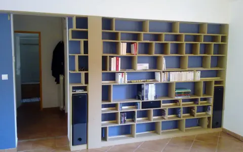 Bibliothèque modulable, un projet diy pour organiser livres et objets. Elle s'intègre parfaitement dans un salon.