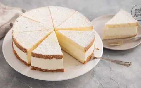 Ein köstlicher Geburtstagskuchen, perfekt für jedes Fest. Dieses Geburtstagskuchen Rezept ergibt eine luftige Torte mit cremiger Füllung, bestäubt mit Puderzucker.
